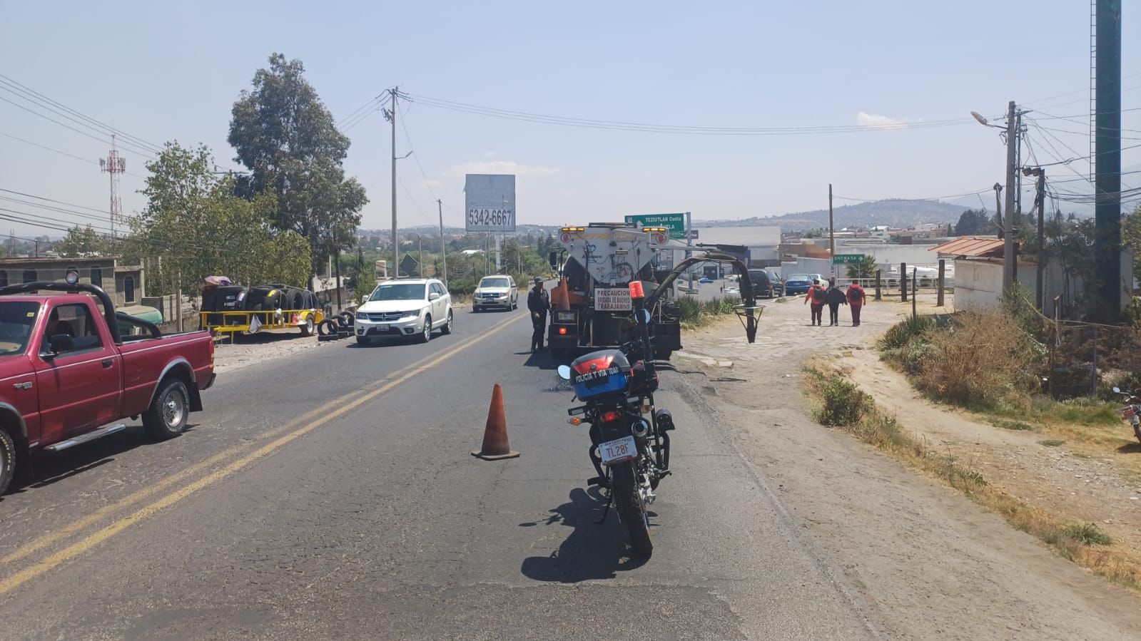 Implementa policía de Apizaco operativo de vialidad por de bacheo en la salida a Huamantla